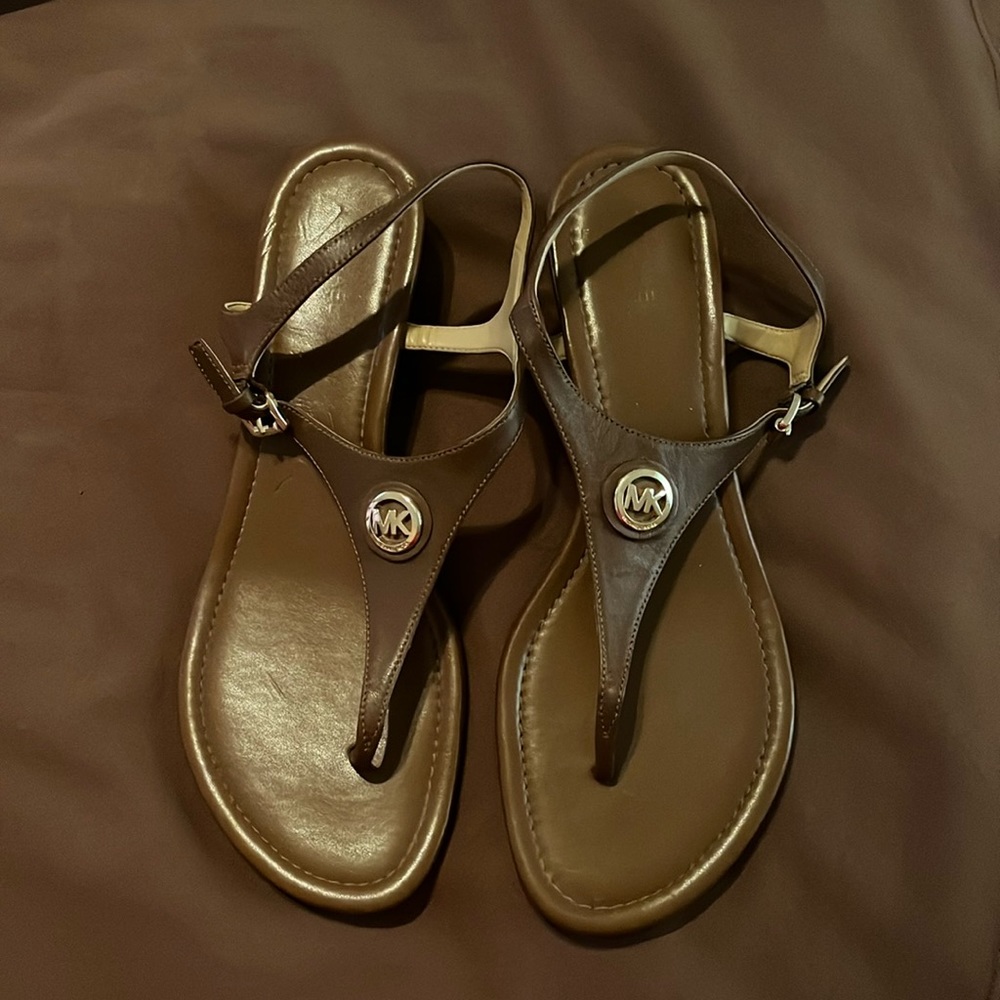 • Sandal
• 100% leather
• Lining: polyurethane blend
• Sole: rubber
• Open toe